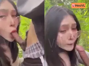 đi dã ngoại tiện phang bồ ở trong rừng