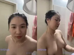 Gái vú ngon, vừa call với em người yêu vừa tắm