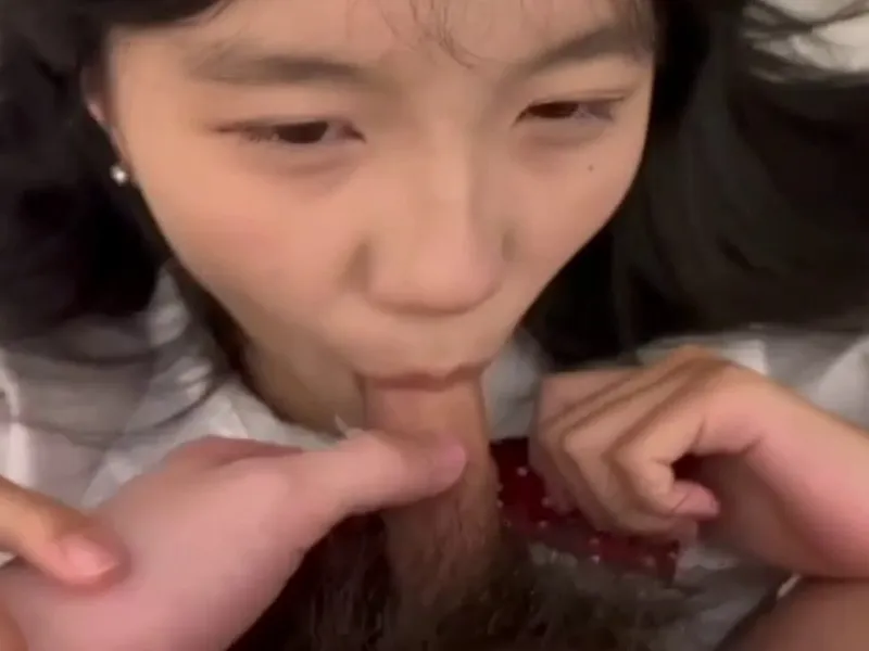 Em loli dễ thương mút chuối biến em thành con em đĩ nứng lồn p2